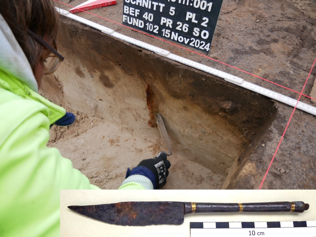 Delbrück-Bentfeld, Schafbreite: Ein kaiserzeitliches Messer während der Ausgrabung sowie im restaurierten Zustand.© Grabung: Sven Knippschild, Foto Messer: LWL-Archäologie für Westfalen, Andreas Madziala