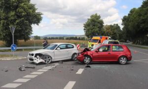POL-HX: Zwei Personen bei Unfall leicht verletzt<br>Steinheim (ots)