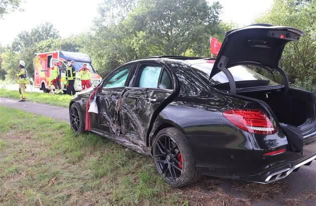 Stark beschädigter Pkw Foto Polizei Kreis Höxter