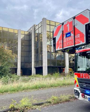 Zimmerbrand in leerstehenden Bürokomplex. Foto Feuerwehr Paderborn