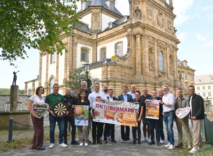 Die Oktobermarkt-Gemeinschaft rund um das Stadtmarketing Büren, die mitwirkenden Vereine, Institutionen und Sponsoren – ARGUS Additive Plastics GmbH, TG Umwelttechnik GmbH, Volksbank Büren-Salzkotten, Zweigniederlassung der VerbundVolksbank OWL eG, Warsteiner Brauerei und Westenergie – präsentieren das diesjährige Programm für das Wochenende vom 25. bis zum 28. September. Neu in diesem Jahr ist u. a. das Weindorf im Bereich der Jesuitenkirche. Foto: Stadt Büren