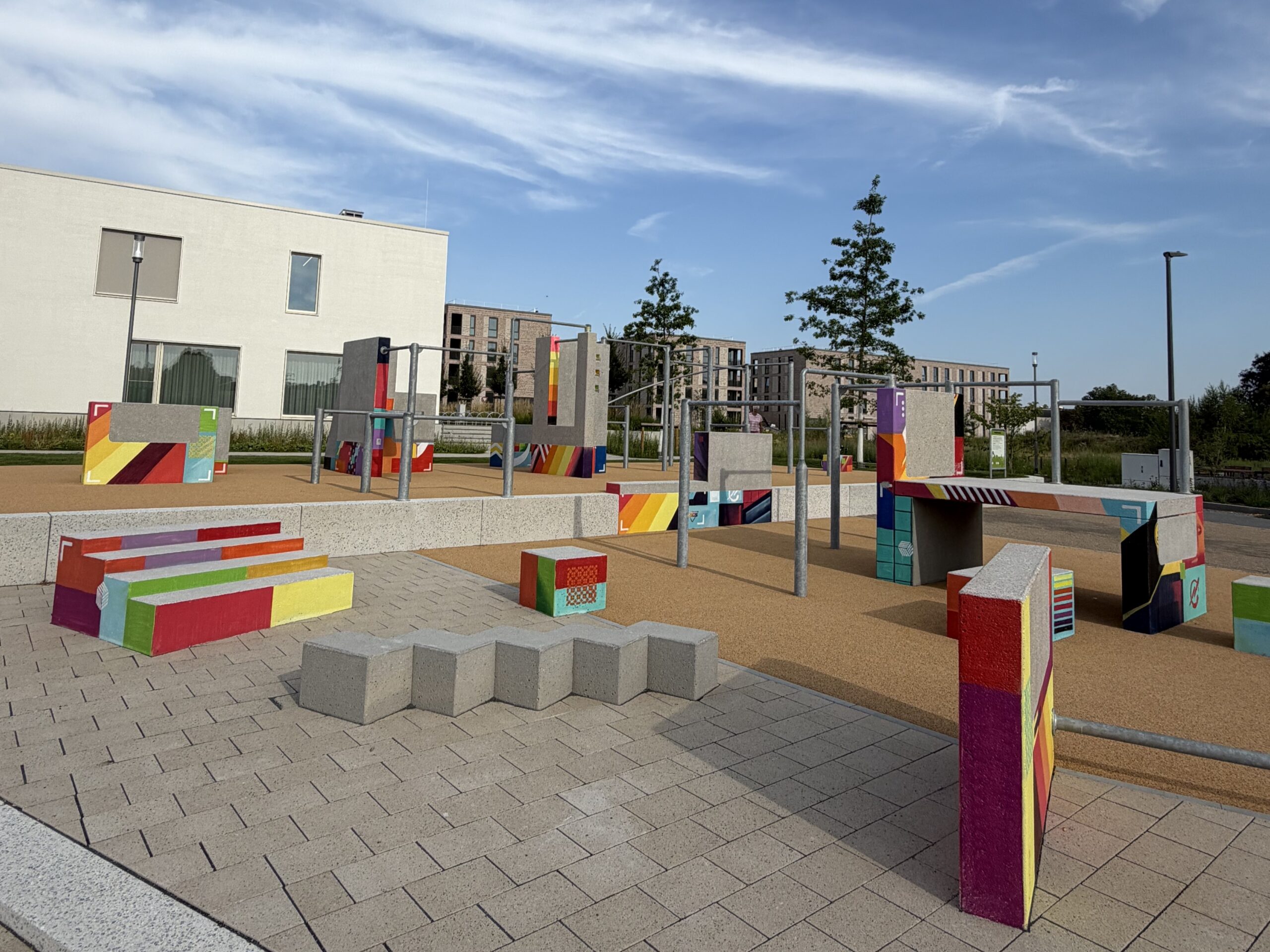 Im Alanbrooke Quartier ist eine neue Sportfläche entstanden, die ganz besondere Möglichkeiten für Bewegung bietet: Die neue Parkour-Anlage neben der Kita an der Dr.-Margit-Naarmann-Straße 22 lädt dazu ein, Hindernisse kreativ zu überwinden und neue Bewegungsformen auszuprobieren. © Stadt Paderborn