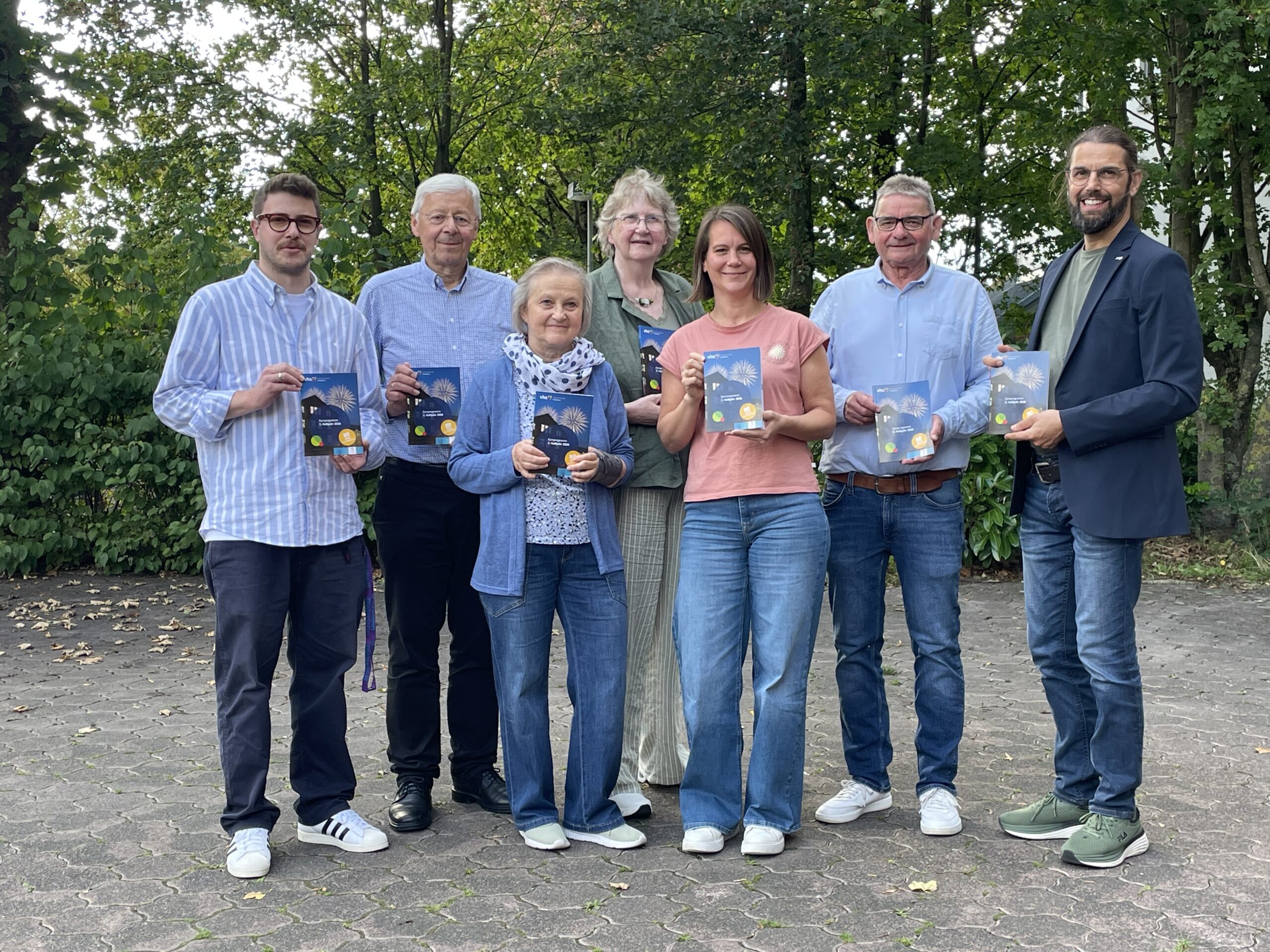 Freuen sich über das neue Angebot der vhs: (v. l.) Michael Franke (Anlaufstelle Regenbogen, Diakonie Paderborn-Höxter), Joachim Faulde, Elisabeth Surrey-Kroschweski, Marion Fingerhut (Nachbarschaftstreff Süd-Ost), Nadja Bilstein (vhs Paderborn), Gerhard Todt (Nachbarschaftstreff Süd-Ost) sowie Tobias Zenker (vhs Paderborn).