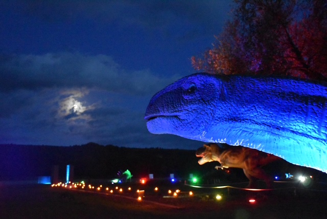 Saurierkopf bei Mondlicht im Archäologiepark Höxter (DinoLichter)