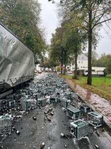 POL-HX: Lkw verliert 80 Getränkekisten – B252 voll gesperrt