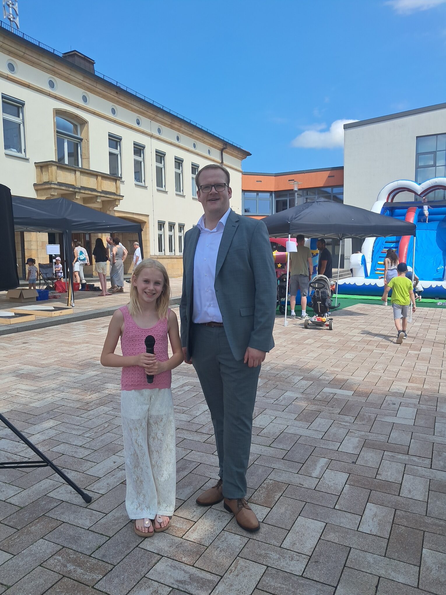 Bürgermeister Tobias Tölle mit Sophia vor dem Rathaus Bad Driburg