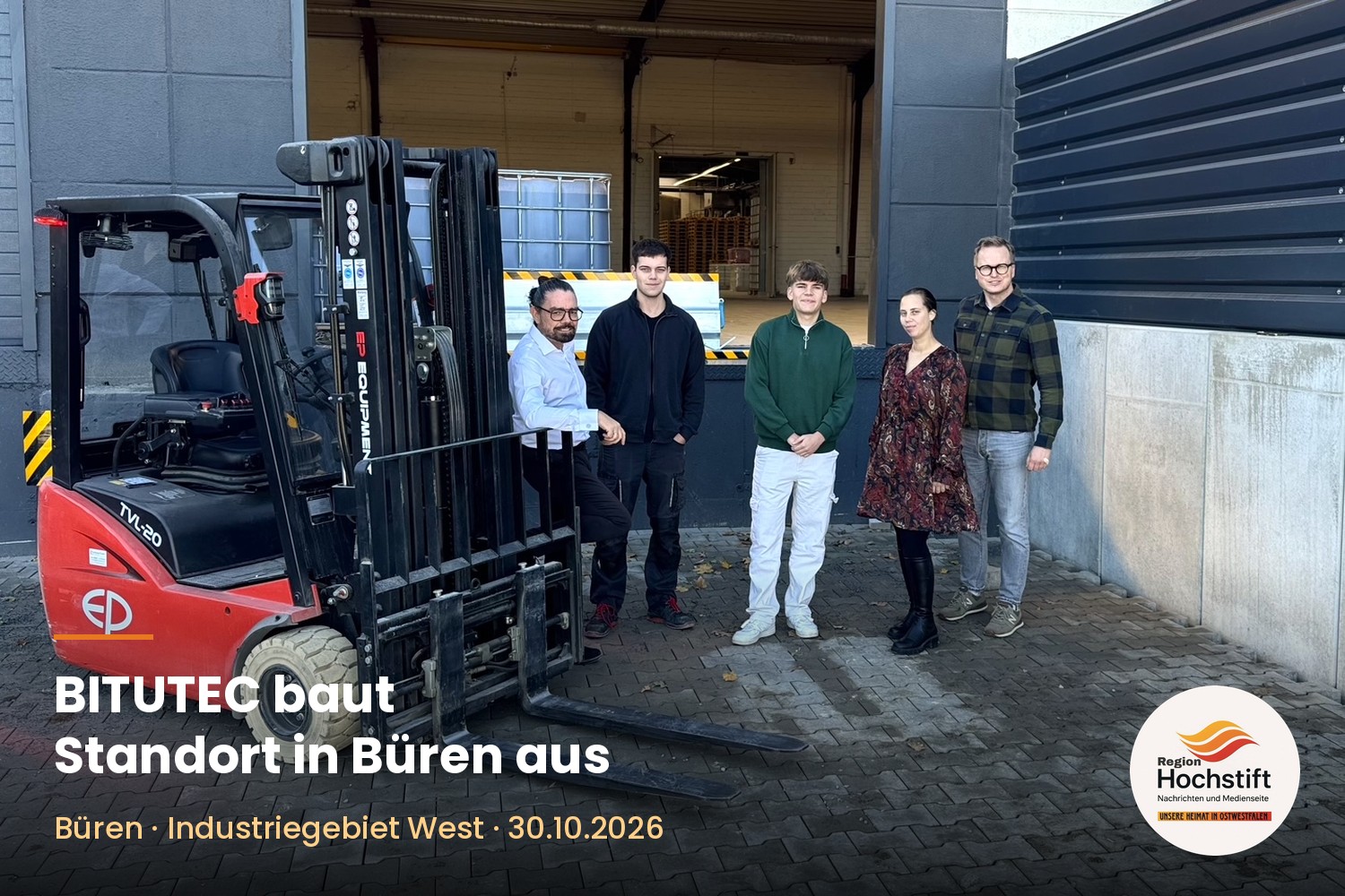 Joe Könen, Luan Ahmeti, Lennart Herbst, Melissa Koussaibati und Michael Kubat vor dem BITUTEC-Gelände in Büren