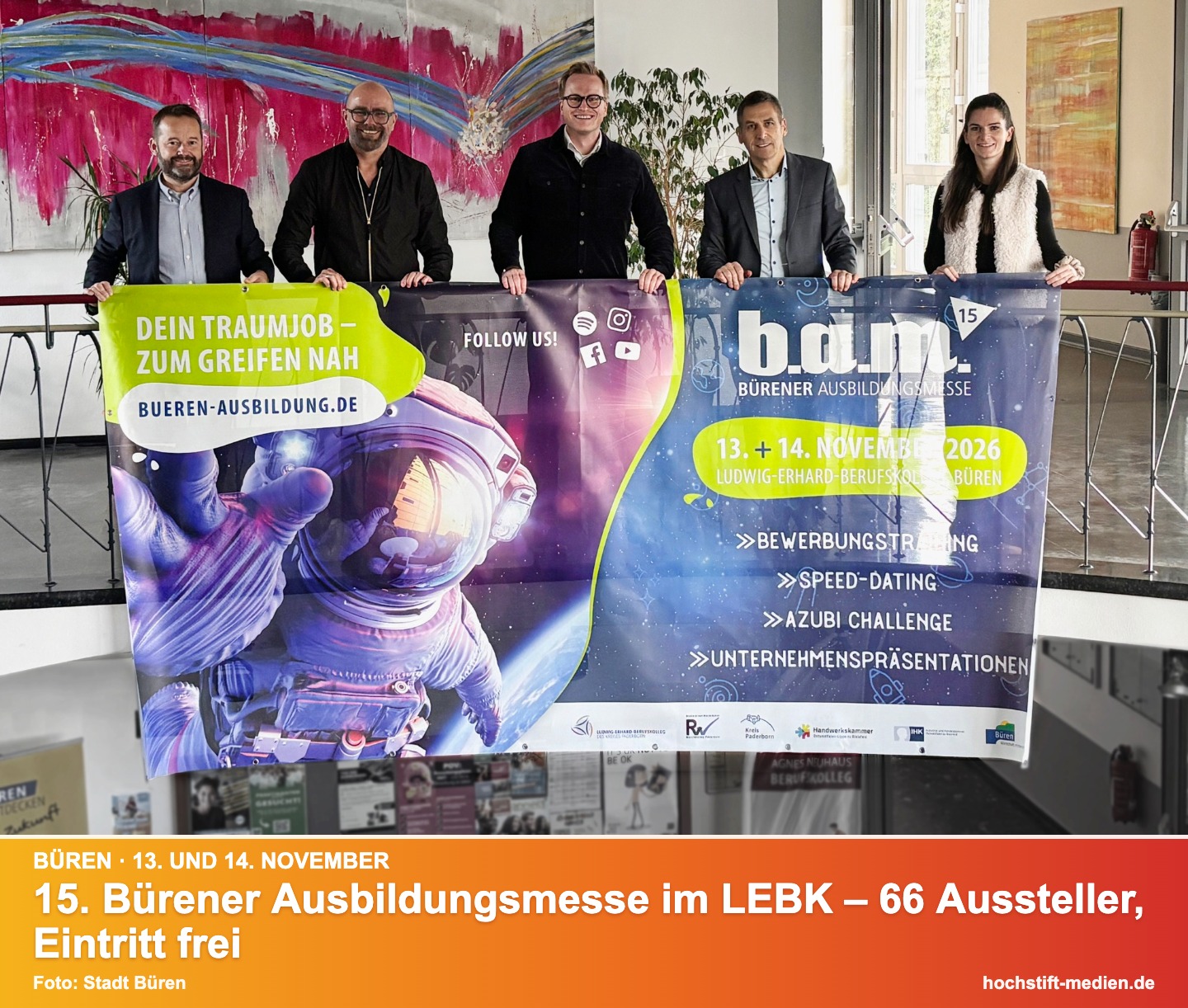 Fünf Personen halten im LEBK Büren ein Banner der 15. Bürener Ausbildungsmesse am 13. und 14. November – mit Kurzinfo