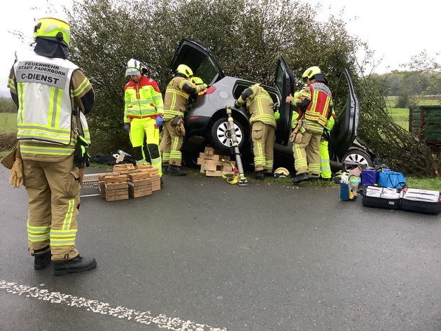 Einsatzkräfte der Feuerwehr Paderborn an der Unfallstelle