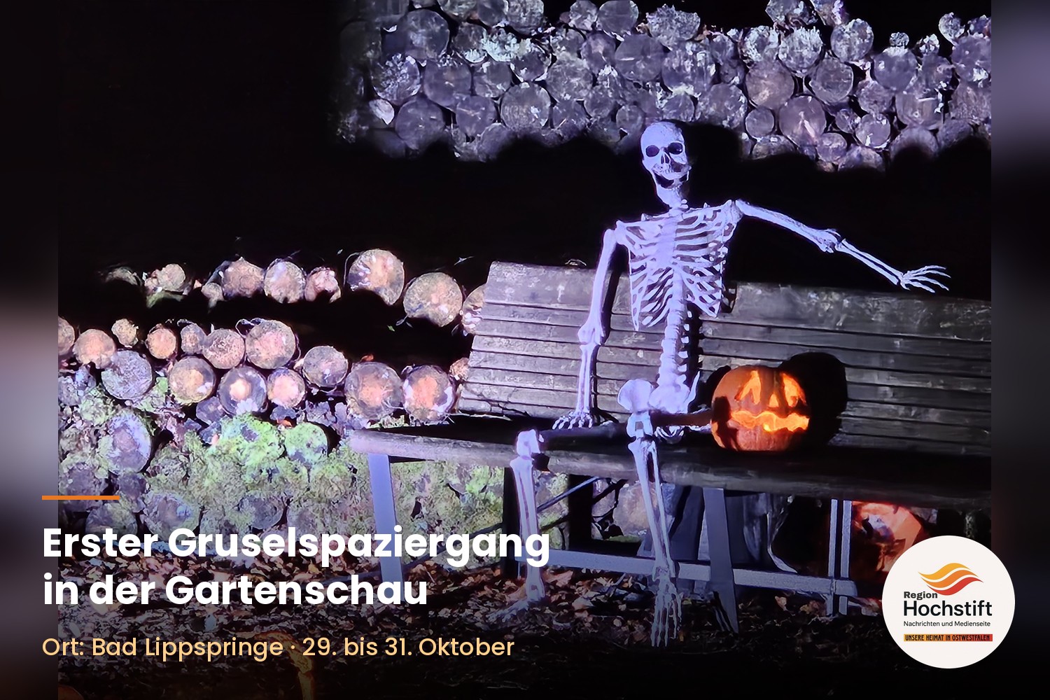 Skelett auf einer Bank mit Kürbis beim Gruselspaziergang in der Gartenschau Bad Lippspringe