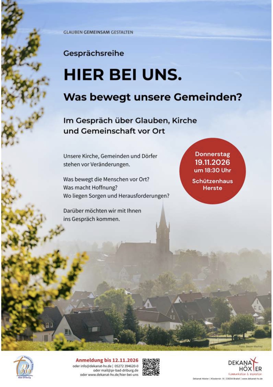 Plakat „Hier bei uns. Was bewegt unsere Gemeinden?“ mit Ansicht eines Ortes und der Kirche