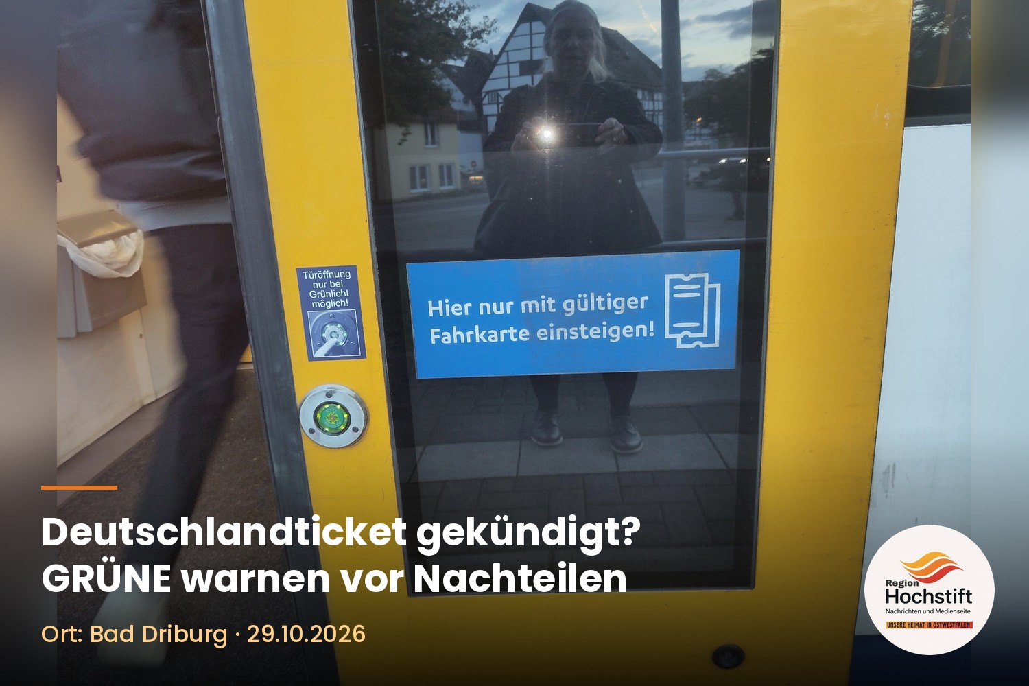 Bustür mit Hinweis „Hier nur mit gültiger Fahrkarte einsteigen!“