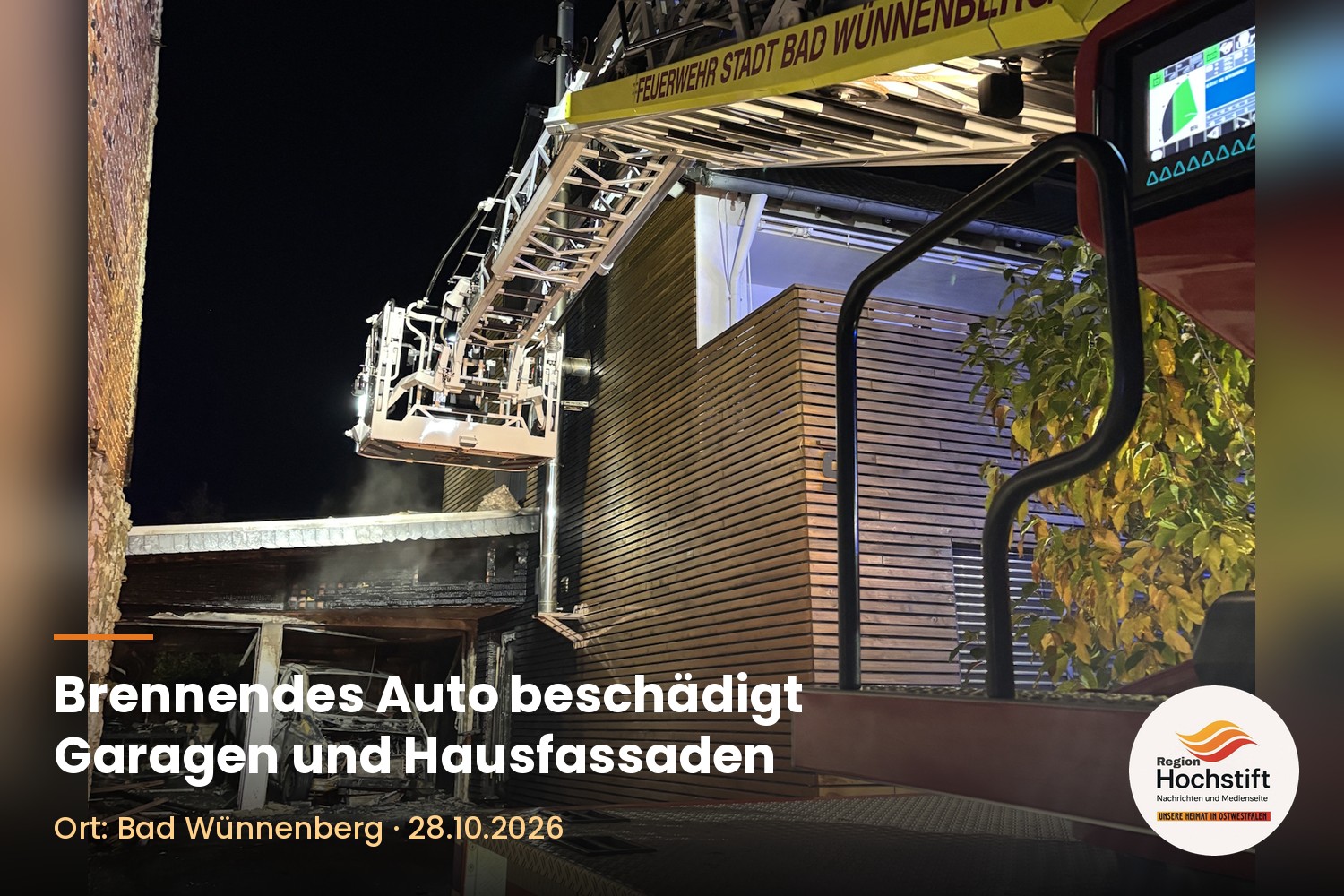 Ausgebrannter Transporter in der Garage nach dem Brand in Bad Wünnenberg, Drehleiter der Feuerwehr