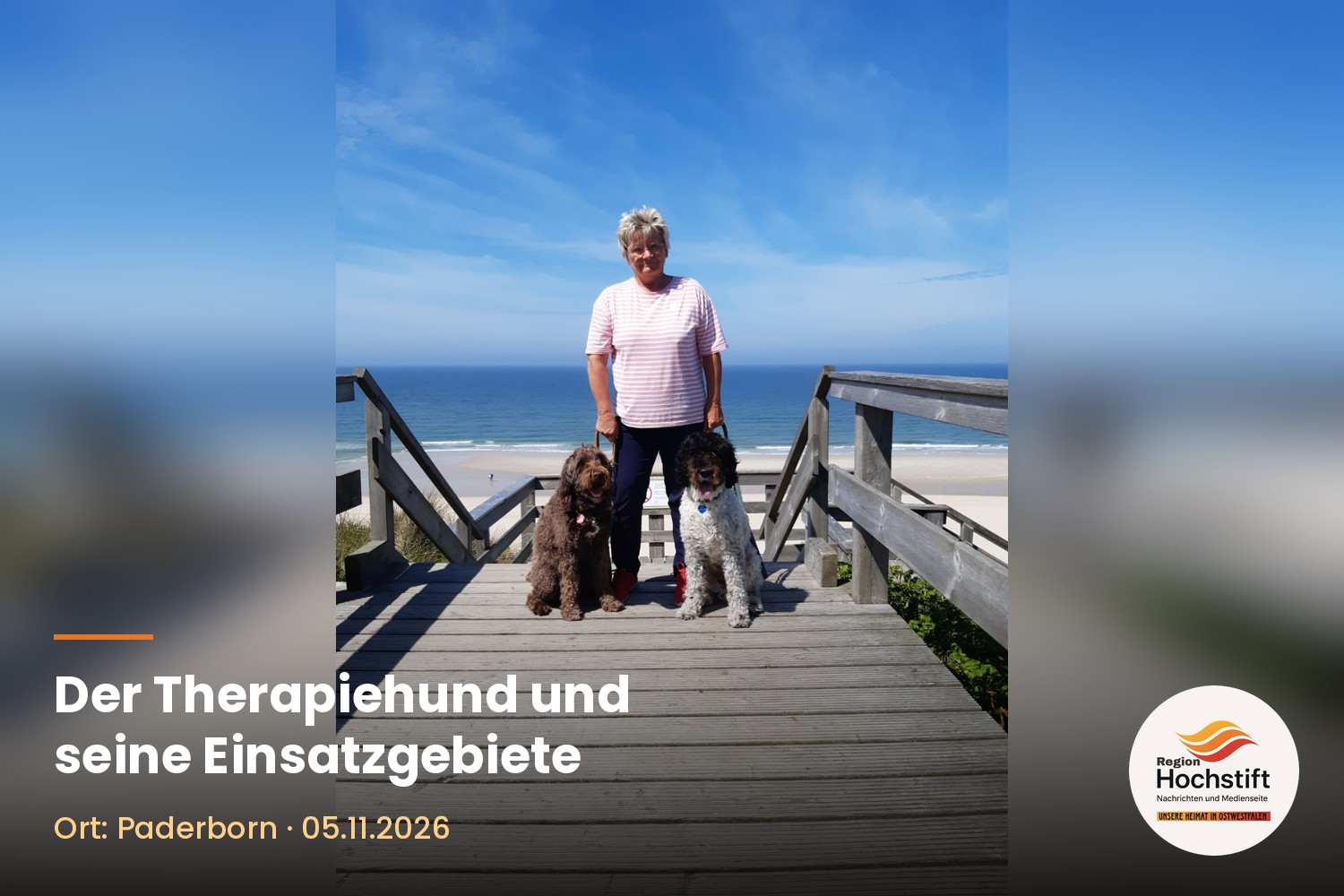 Susanne Tingelhoff mit zwei Hunden auf einem Holzsteg am Meer