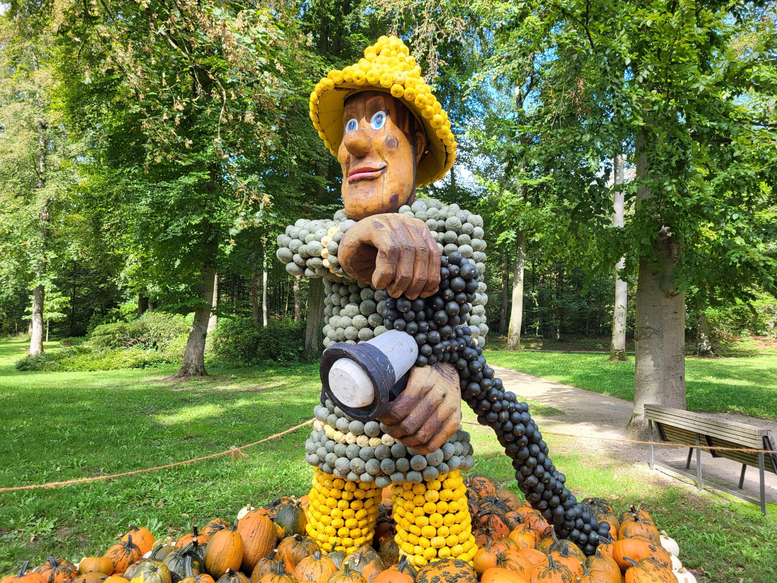 Kürbisskulptur Feuerwehrmann beim Kürbisfestival in der Gartenschau Bad Lippspringe