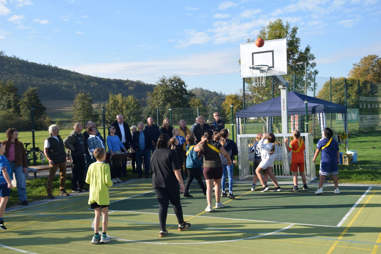 Kinder spielen Basketball auf dem neuen Multifunktionsspielfeld Ottbergen