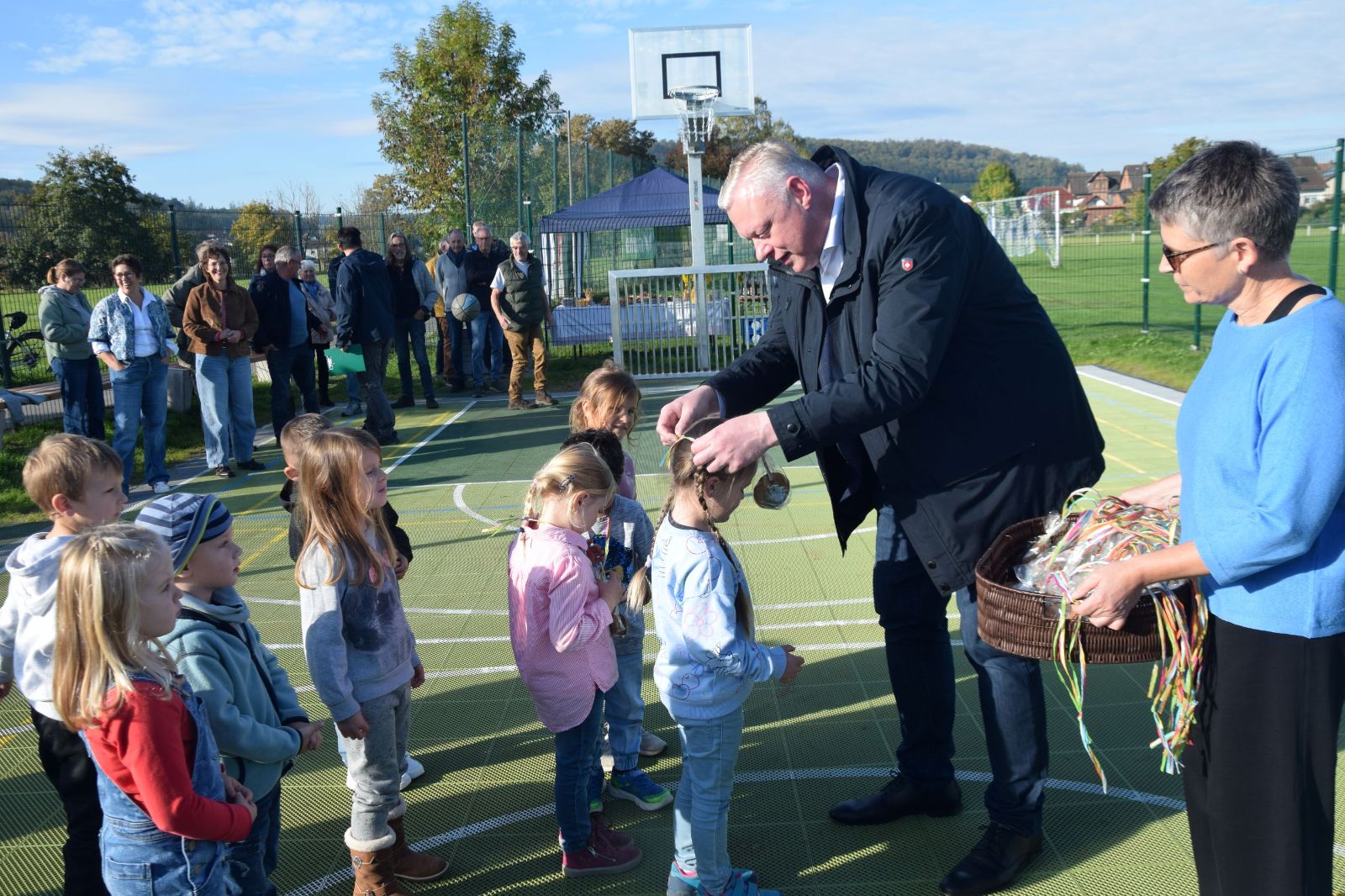 Bürgermeister Daniel Hartmann überreicht Kindern Medaillen