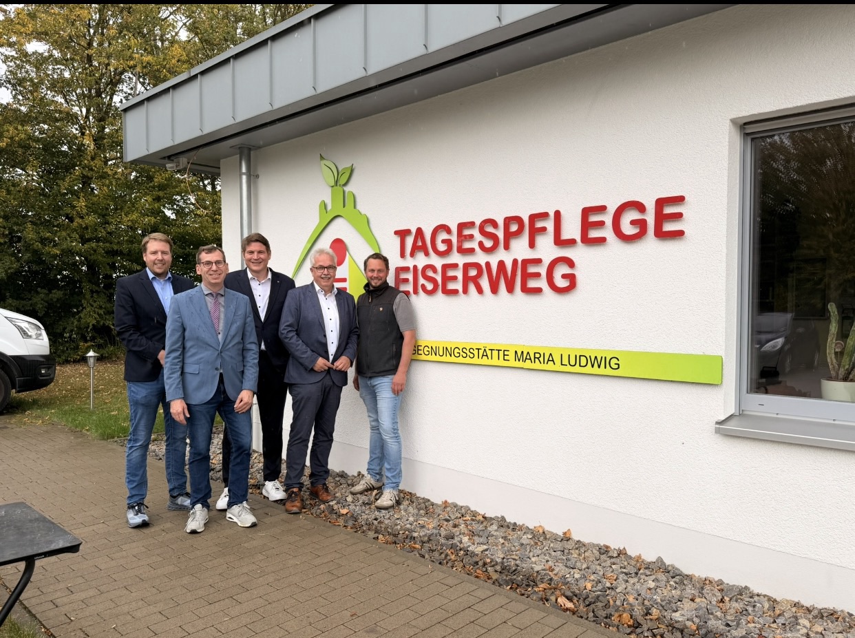Von links: Sören Spönlein, Tobias Scherf, Nicolas Aisch, Norbert Hofnagel und Marc Ludwig vor der Tagespflege Eiserweg in Warburg