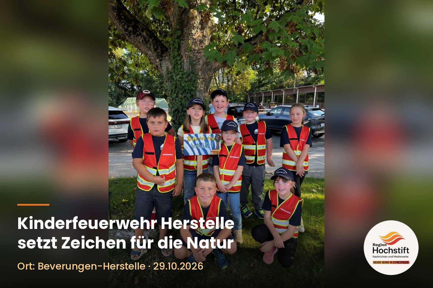 Kinder der Kinderfeuerwehr Herstelle mit einem bemalten Holzschild Schützt den Wald