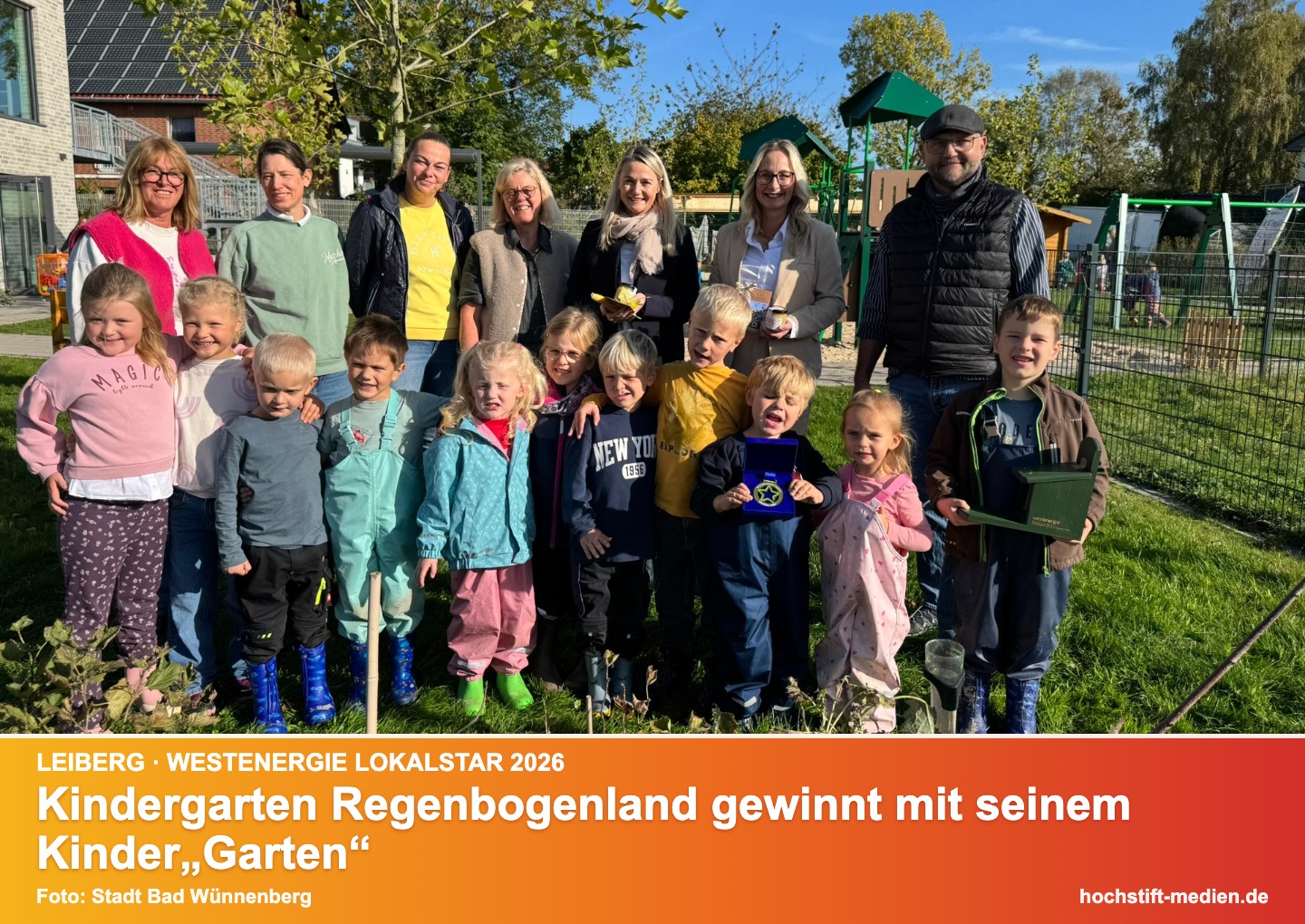 Julia Kauke (Westenergie, 3. v. r.) und Bürgermeisterin Ulla Berhorst-Schäfers (2. v. r.) freuen sich gemeinsam mit den Kindern und dem Team des Kindergartens Regenbogenland über die Auszeichnung als Westenergie LokalStar 2026 für ihren naturnahen KinderGARTEN.