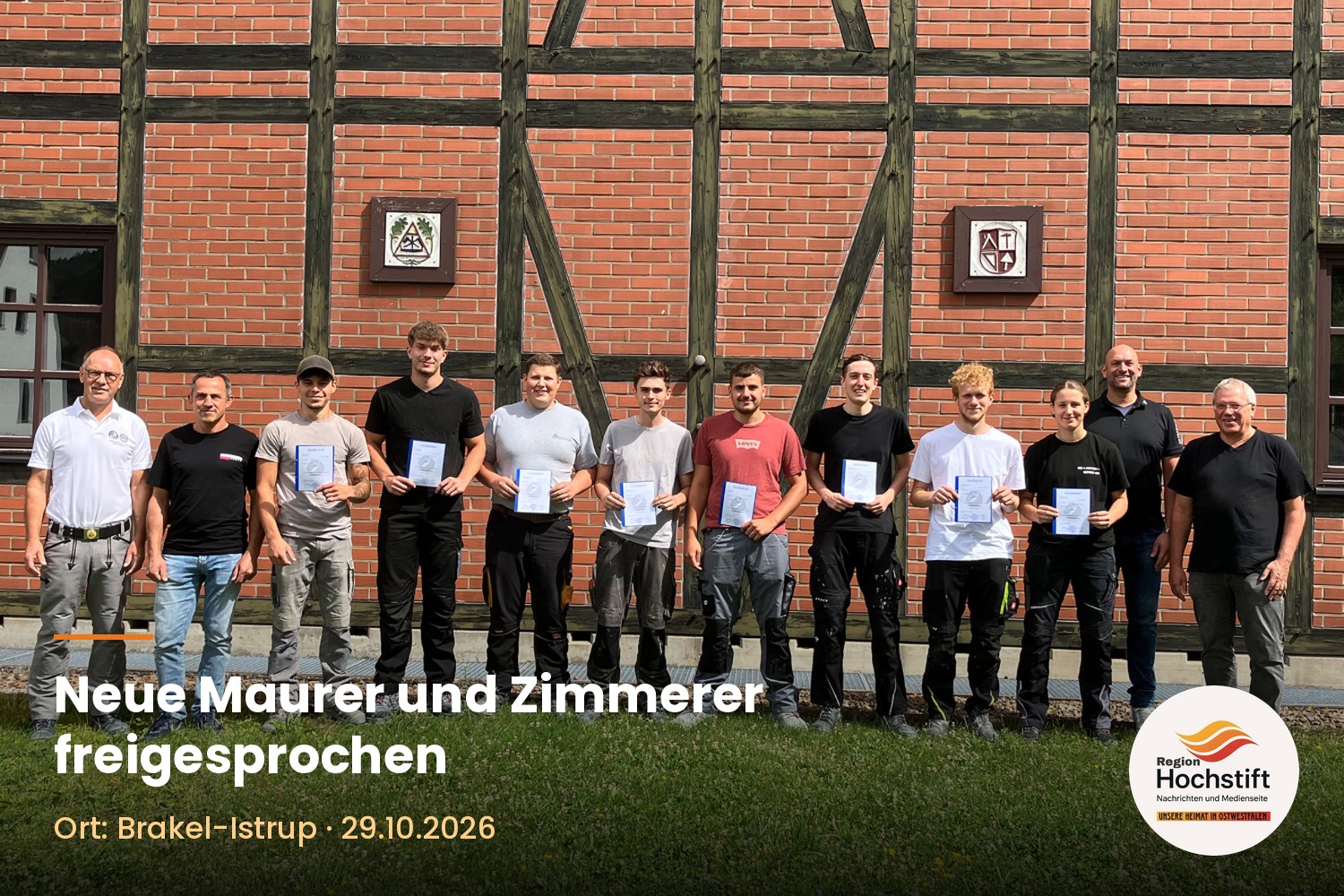 Die neuen Maurergesellinnen und -gesellen mit dem Prüfungsausschuss und ihrem Ausbilder