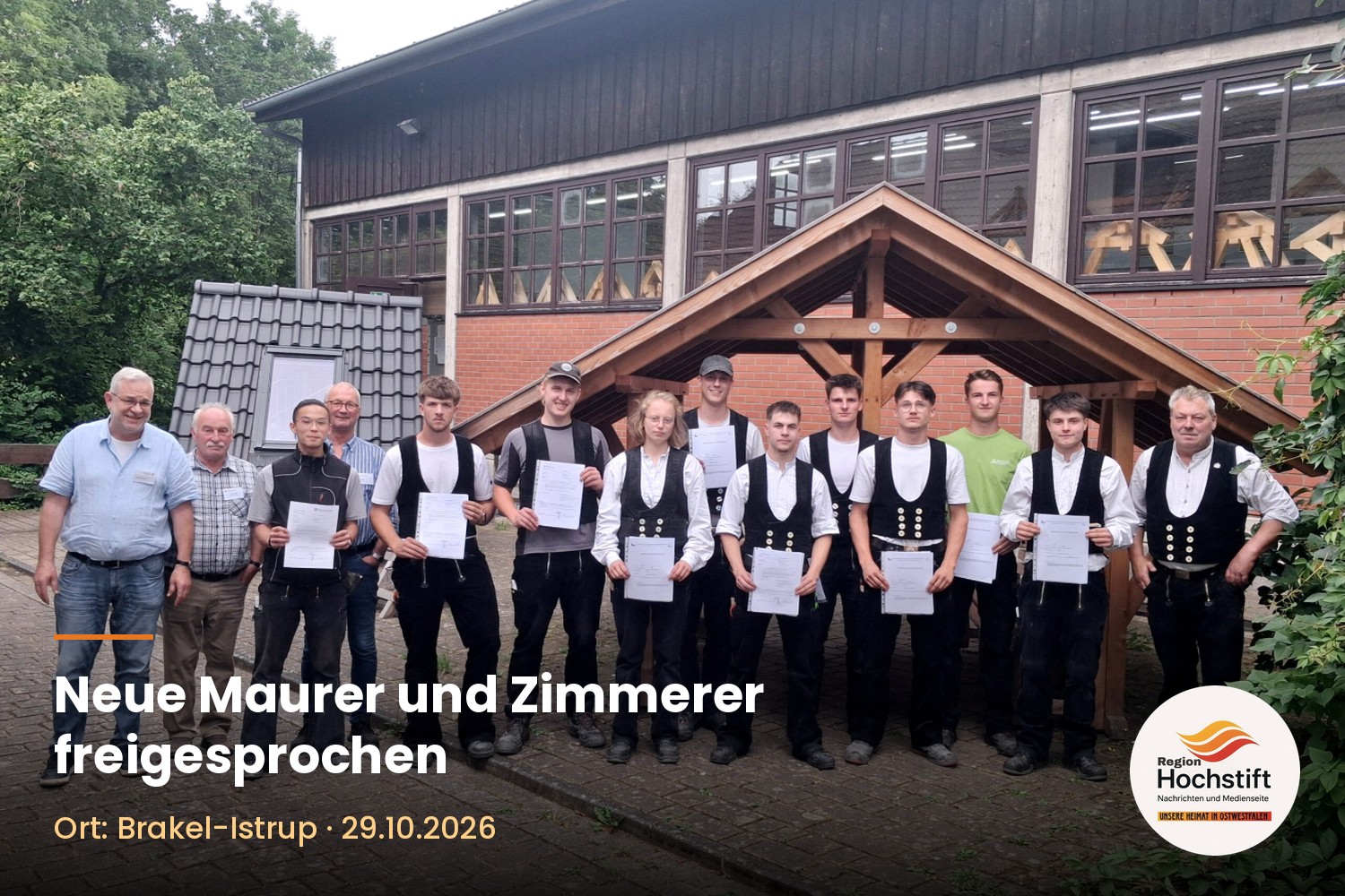 Die neuen Zimmergesellinnen und -gesellen mit dem Prüfungsausschuss und ihrem Ausbilder Frank Temme