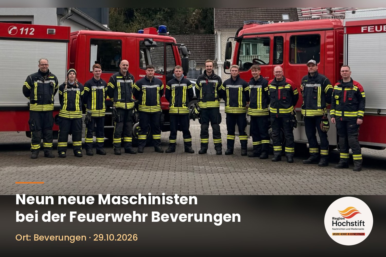Gruppenbild der Teilnehmer des Maschinistenlehrgangs der Feuerwehr Beverungen vor Löschfahrzeugen
