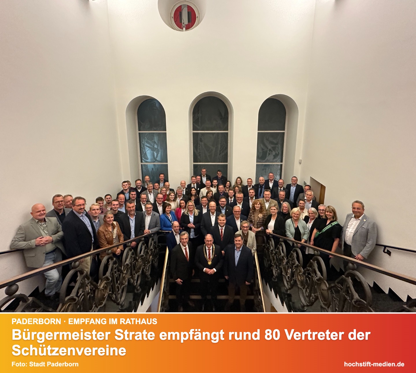 Gruppenfoto der Vertreter der Schützenvereine mit Bürgermeister Strate auf der Treppe im Paderborner Rathaus