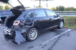 POL-HX: Den Vorrang missachtet – Motorradfahrer stürzt auf die Fahrbahn