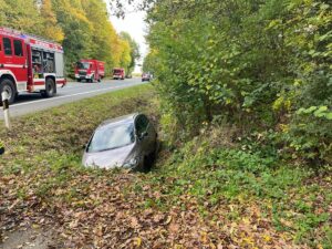 POL-HX: 83-Jährige kommt mit Pkw von der Straße ab und verletzt sich leicht