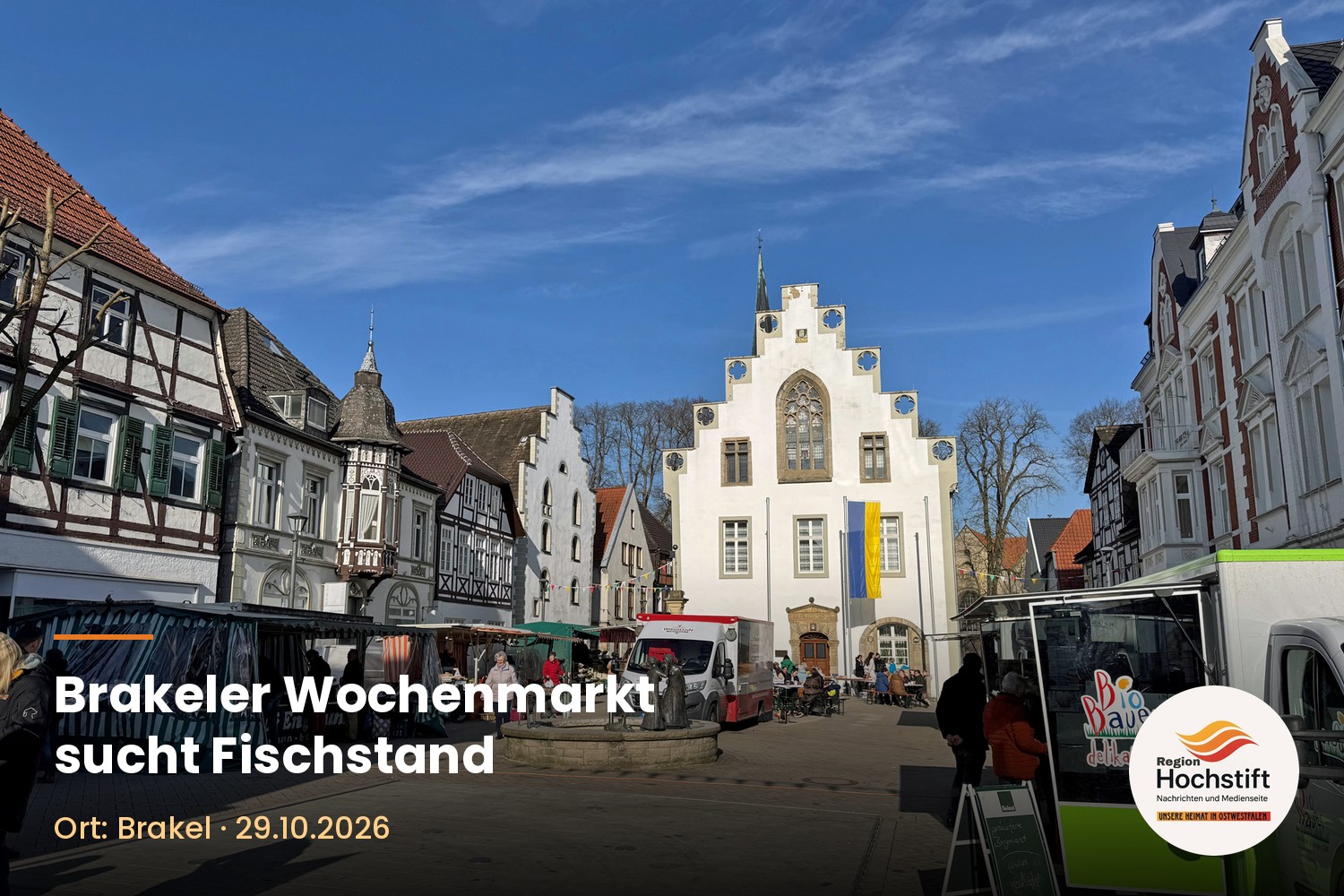 Der Brakeler Marktplatz mit Wochenmarkt vor dem historischen Rathaus